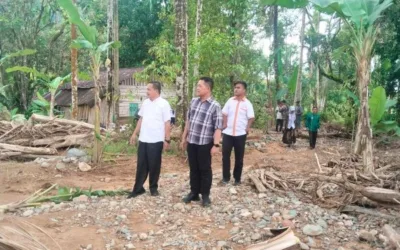 Ditengah Derita Pascabanjir, Muhammadiyah Kota Padang Hadir Menguatkan Warga di Pasar Lalang