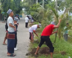 Sambut Idul Adha, Jamaah dan Warga Taruko II Kompak Goro Bersihkan Lingkungan