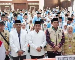 Wako Solok Hadiri Penyerahan Jemaah Haji di Embarkasi Padang