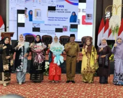 Tiga Perempuan Inspiratif Bukittinggi Terima Penghargaan pada Talkshow