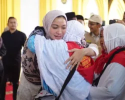 Bupati Annisa Lepas 83 Jamaah Calon Haji, Titip Doa untuk Kebaikan Dharmasraya