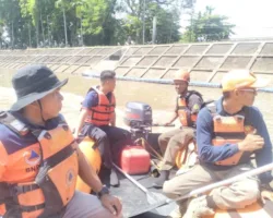 Seorang Buruh Harian Ditemukan Meninggal Usai Tenggelam di Banjir Kanal Padang