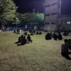 Listrik Padam, Emperan Rektorat UNP Berubah Menjadi Ruang Berkumpul bagi Mahasiswa