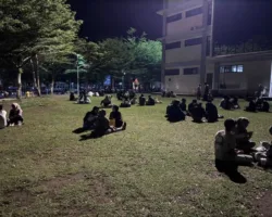 Listrik Padam, Emperan Rektorat UNP Berubah Menjadi Ruang Berkumpul bagi Mahasiswa