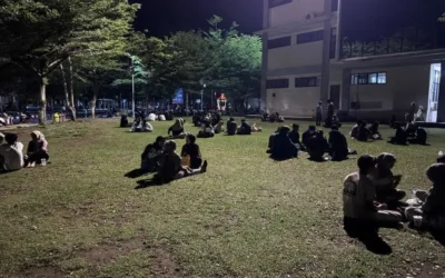 Listrik Padam, Emperan Rektorat UNP Berubah Menjadi Ruang Berkumpul bagi Mahasiswa