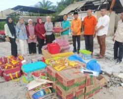 Dinsos Pasbar Salurkan Bantuan untuk Korban Kebakaran di Sungai Aur dan Simpang Empat