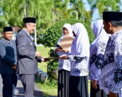Peringati Harkitnas dan Hardiknas, Wabup M Iqbal Serahkan Penghargaan
