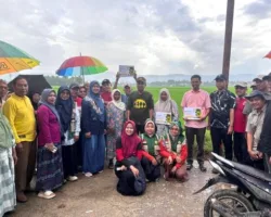Wako Solok Serahkan Bantuan Rehabilitasi Lahan Sawah kepada Keltan Terdampak Banjir