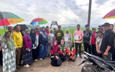 Wako Solok Serahkan Bantuan Rehabilitasi Lahan Sawah kepada Keltan Terdampak Banjir