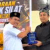 Wagub dan Rektor UNP Terima Anugerah dari Pusat Riset Pencak Silat UNP