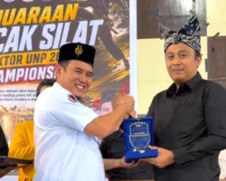 Wagub dan Rektor UNP Terima Anugerah dari Pusat Riset Pencak Silat UNP