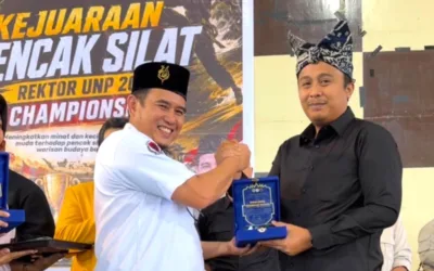 Wagub dan Rektor UNP Terima Anugerah dari Pusat Riset Pencak Silat UNP