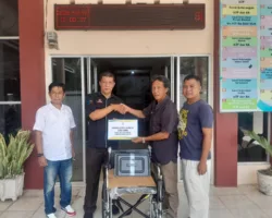 Ketua BAZNAS Pesisir Selatan Serahkan Bantuan Kursi Roda untuk Warga Painan Melalui Wali Nagari