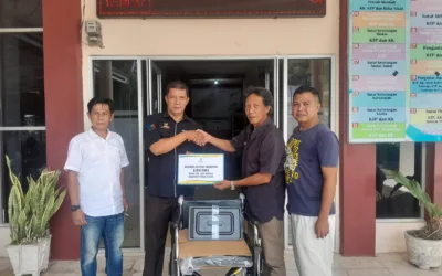 Ketua BAZNAS Pesisir Selatan Serahkan Bantuan Kursi Roda untuk Warga Painan Melalui Wali Nagari