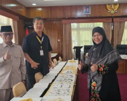 Bunda Literasi Sumbar Ny. Harneli dan Wawako Ibnu Asis Saksikan Pameran Lukisan Kaligrafi 100 Meter