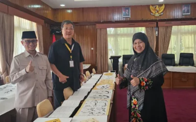 Bunda Literasi Sumbar Ny. Harneli dan Wawako Ibnu Asis Saksikan Pameran Lukisan Kaligrafi 100 Meter