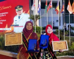 Meria Fitriwati dan Dilla Terima Penghargaan Literasi di Peringatan 100 Tahun Jam Gadang
