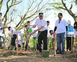 Tanam 1.000 Pohon di Hutan Kota Malvinas, Mahyeldi Serukan Aksi Nyata Cegah Banjir dan Krisis Iklim