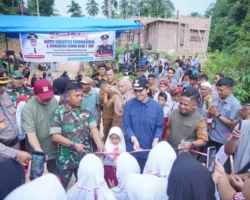 Resmikan Jembatan Aramco di Nagari Lubuk Karak, Bupati Annisa: Hadiah Presiden Untuk Masyarakat