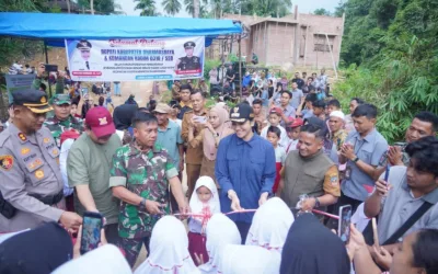 Resmikan Jembatan Aramco di Nagari Lubuk Karak, Bupati Annisa: Hadiah Presiden Untuk Masyarakat