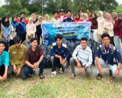 Aksi Bersih Pantai UKO Unisbar di Pantai Talao Pauh Pariaman