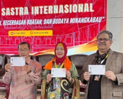 Delegasi dan Ketua IMLF-4 Tandatangani Sampul Peringatan IMLF-4 100 Tahun Jam Gadang