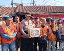 Bakti Sosial Hari Bhayangkara ke-80, Polres Dharmasraya Bagikan Bantuan untuk Komunitas Ojek