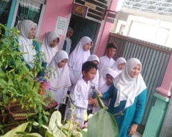 Kepala SDN 10 Jati Hilir Beri Penghargaan Kepada Siswa Berakhlak Tinggi