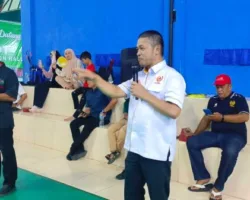 Ketua KONI Kota Padang, Erianto Hadiri Turnamen Bulutangkis Anak Nagari Cup I