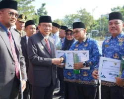 Pemko Padang Serahkan Sertifikat Stratifikasi Standar UKS/M kepada 13 Sekolah