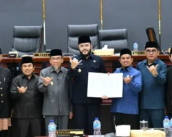 DPRD Padang Sahkan Perda Penguatan Lembaga Adat dan Pelestarian Nilai Budaya Minangkabau