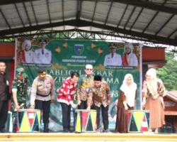 Sekda Zainal Arifin Buka Festival Muharram 1448 H di Pantai Carocok Painan