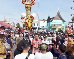 Tabuik Naiak Pangkek Diramaikan Ribuan Pengunjung