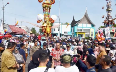 Tabuik Naiak Pangkek Diramaikan Ribuan Pengunjung