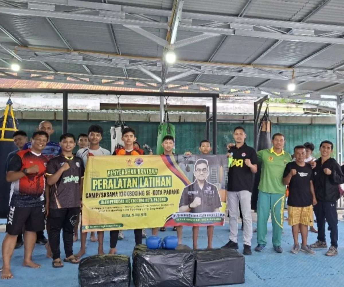 KBI Padang Salurkan Bantuan Peralatan ke Sasana, Tommy Arby: Pembinaan Atlet Harus Terus Berjalan