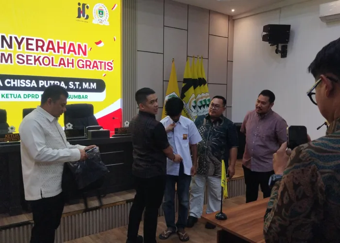 Ringankan Beban Orangtua, Iqra Chissa Bantu Seragam dan Tas Sekolah Gratis untuk Puluhan Siswa di Kota Padang