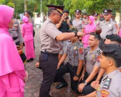 40 Orang Personil Polres Pessel Mendapatkan Kenaikan Pangkat Setingkat Lebih Tinggi