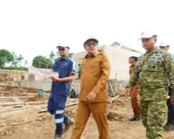 Tinjau Pembangunan Huntap, Bupati Eka Putra: Kontraktor Butuh 70 Tenaga Kerja