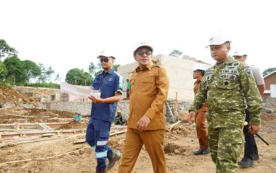 Tinjau Pembangunan Huntap, Bupati Eka Putra: Kontraktor Butuh 70 Tenaga Kerja