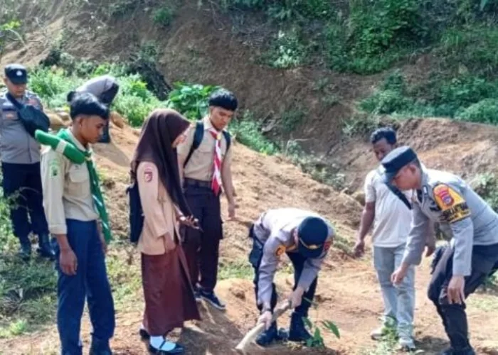 Polsek Talamau bersama Warga Gelar Aksi Menanam Pohon