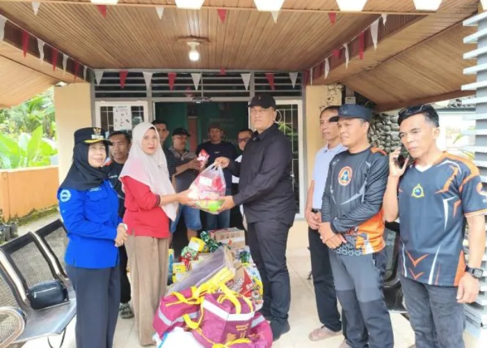 Tinjau Banjir Kajai, Pemkab Pasbar Salurkan Bantuan dan Kerahkan Damkar Bersihkan Lumpur