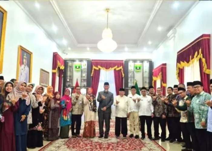 Gubernur Mahyeldi Bersama IMLF Salurkan 7.080 Buku Sastra Klasik Tamil Senilai Rp230 Juta untuk 26 Perguruan Tinggi dan Lembaga Indonesia