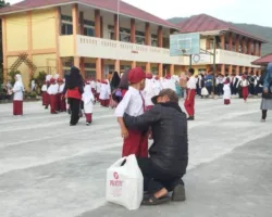 Hari Pertama Sekolah, Gerakan Ayah Mengantar Anak Warnai Suasana di Padang Panjang