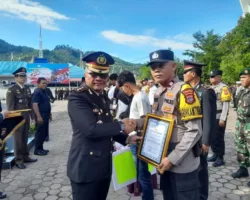 Kapolres Pessel AKBP Derry Indra di HUT Bhayangkara ke-80 Berikan Penghargaan Personel Berprestasi dan Beasiswa