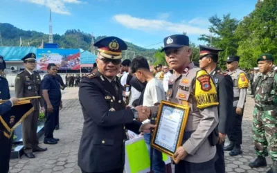 Kapolres Pessel AKBP Derry Indra di HUT Bhayangkara ke-80 Berikan Penghargaan Personel Berprestasi dan Beasiswa