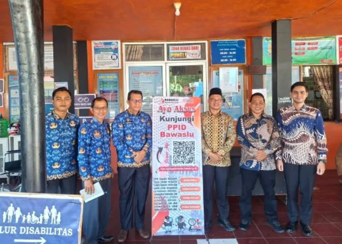 Perluas Akses Informasi, Bawaslu Pesisir Selatan Distribusikan X-Banner PPID ke Sejumlah Kantor Layanan Publik