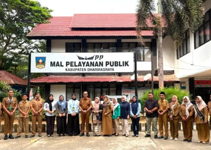 Sekda Medison Serahkan Penghargaan ASN Terbaik DPMPTSP, Apresiasi Keberhasilan Himpun CSR Rp31,55 Miliar