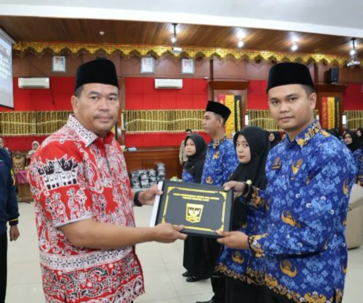 Walikota Yota Balad Serahkan SK dan Ambil Sumpah 150 PNS