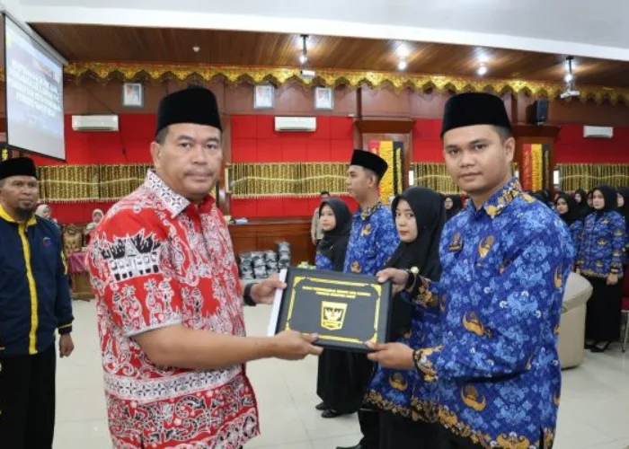 Walikota Yota Balad Serahkan SK dan Ambil Sumpah 150 PNS