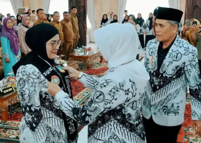 Ny. Hj. Erniati Khairunas Resmi Dikukuhkan sebagai Bunda Guru, Siap Perkuat Gerakan Pendidikan di Solok Selatan